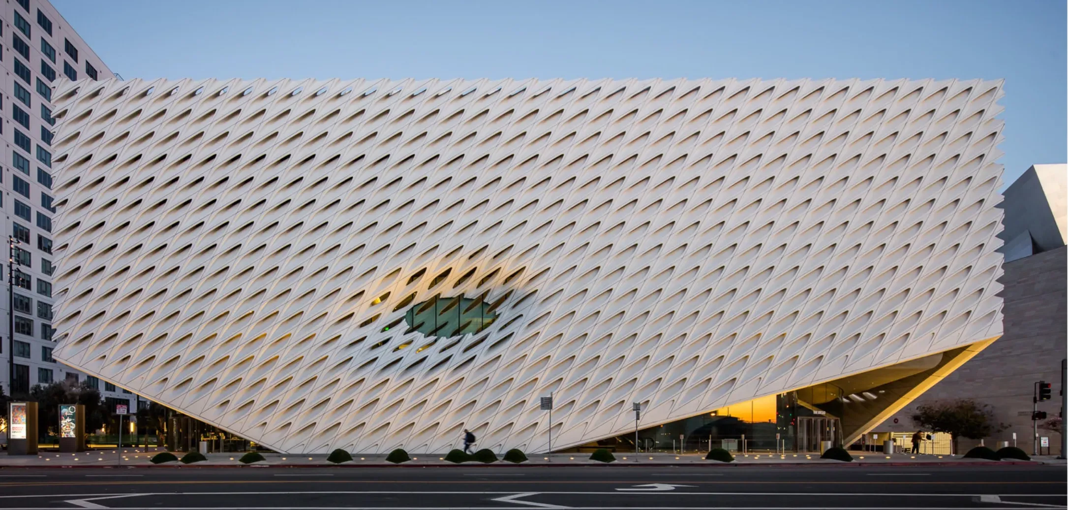 image-thebroad@2x.jpg.webp